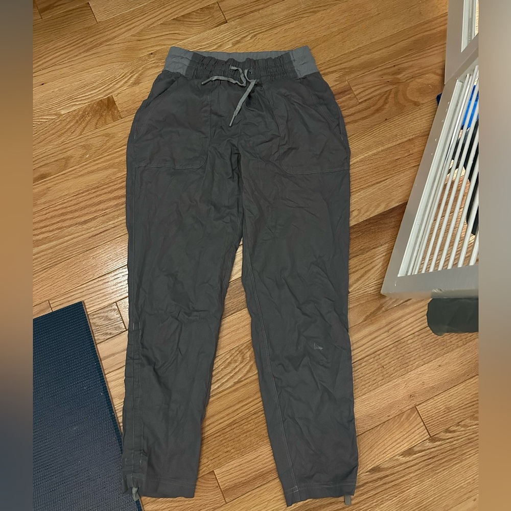 The North Face women’s hiking capri-style pants in grey size Small
